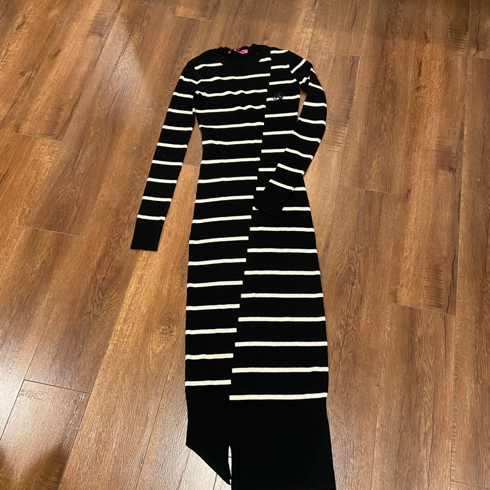 McQ by Alexander McQueen Black and White Striped Distort Midi Dress - Picture 3 of 13